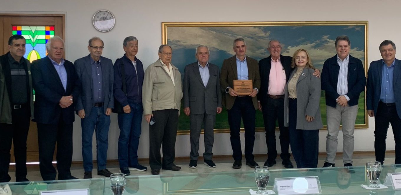 La SAI entregó reconocimiento al gobernador Andrés Julián Rendón en la Gobernación de Antioquia