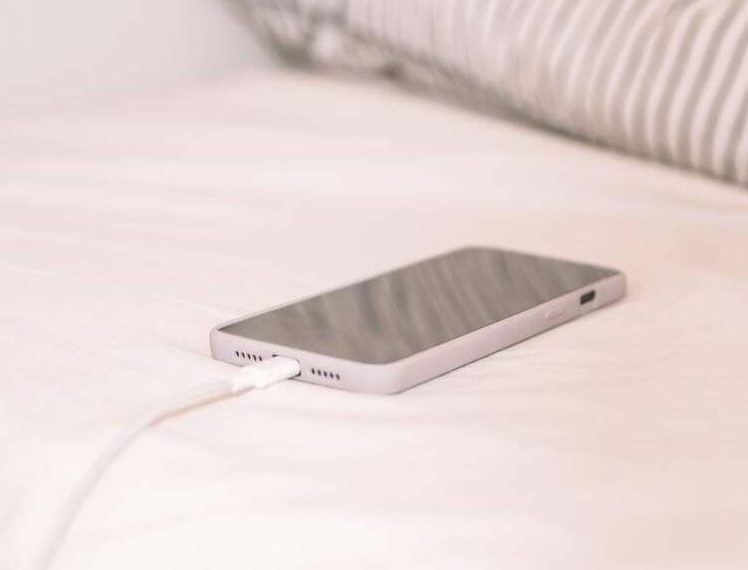 El hábito de cargar el celular antes de salir de casa podría estar dañando su batería