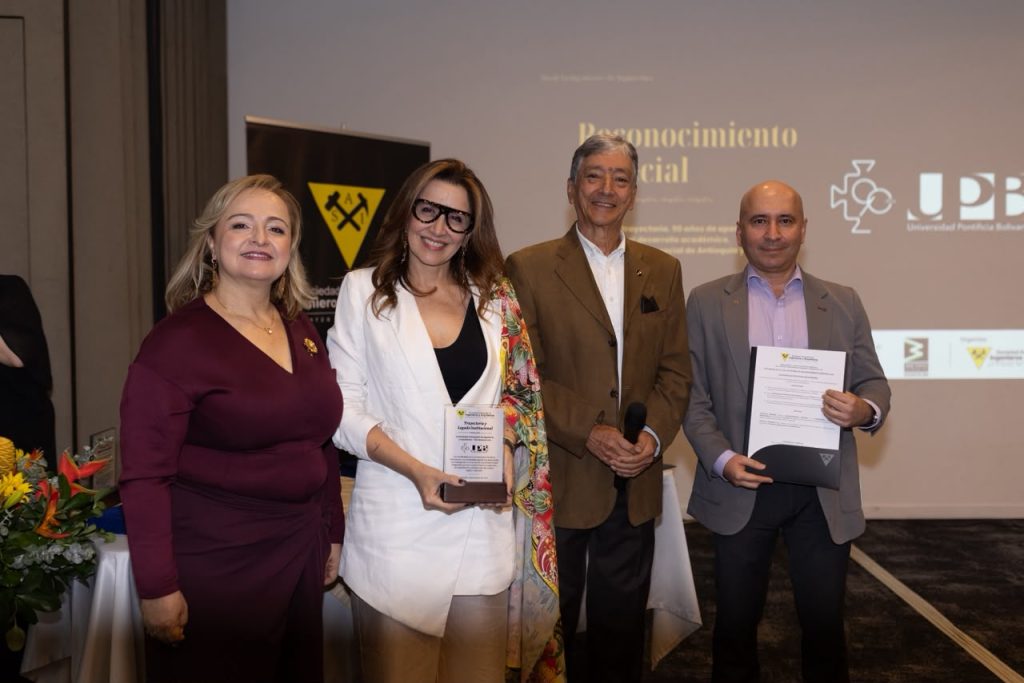 Decanos de UPB y SAI posan con el reconocimiento